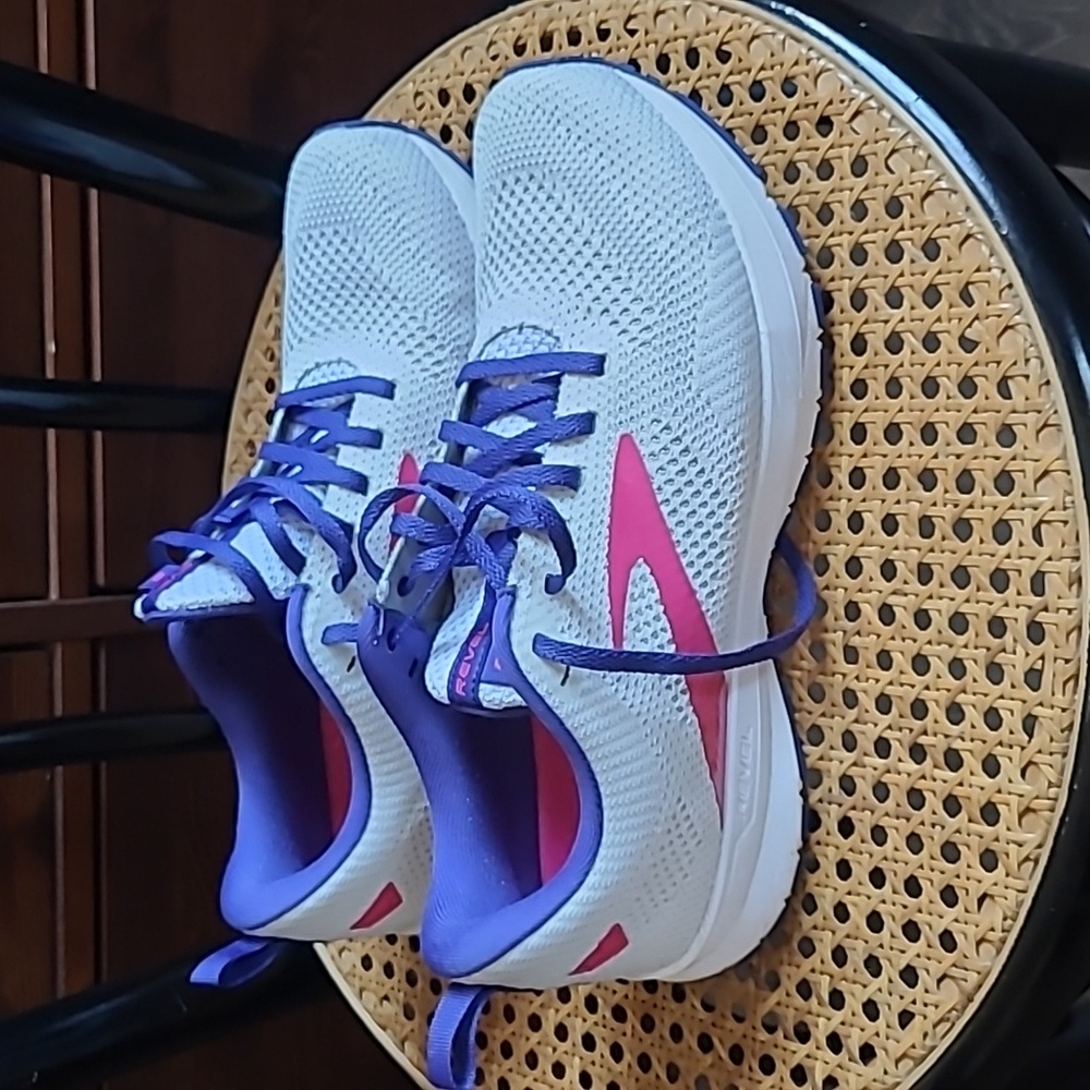 Brooks Revel barely worn